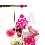 Foto ambientata - Modica con Charming Crystal - Colore: fucsia - Orecchini in plexiglass - Altro Gioielli